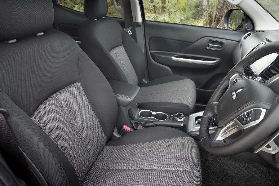 Интерьер Mitsubishi Triton GLS Double Cab 2019 года  (AU) (фото 9 из 19)